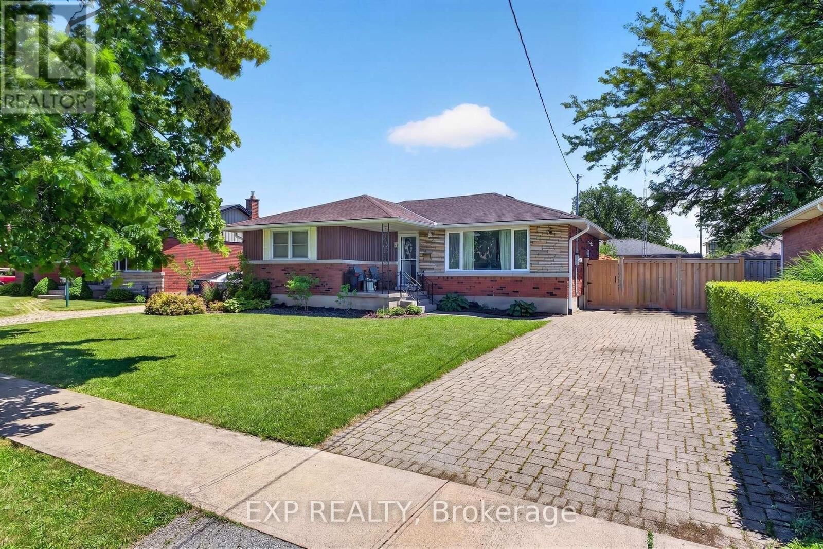 Property Photo:  8 Dunraven Avenue  ON L2M 6A7 