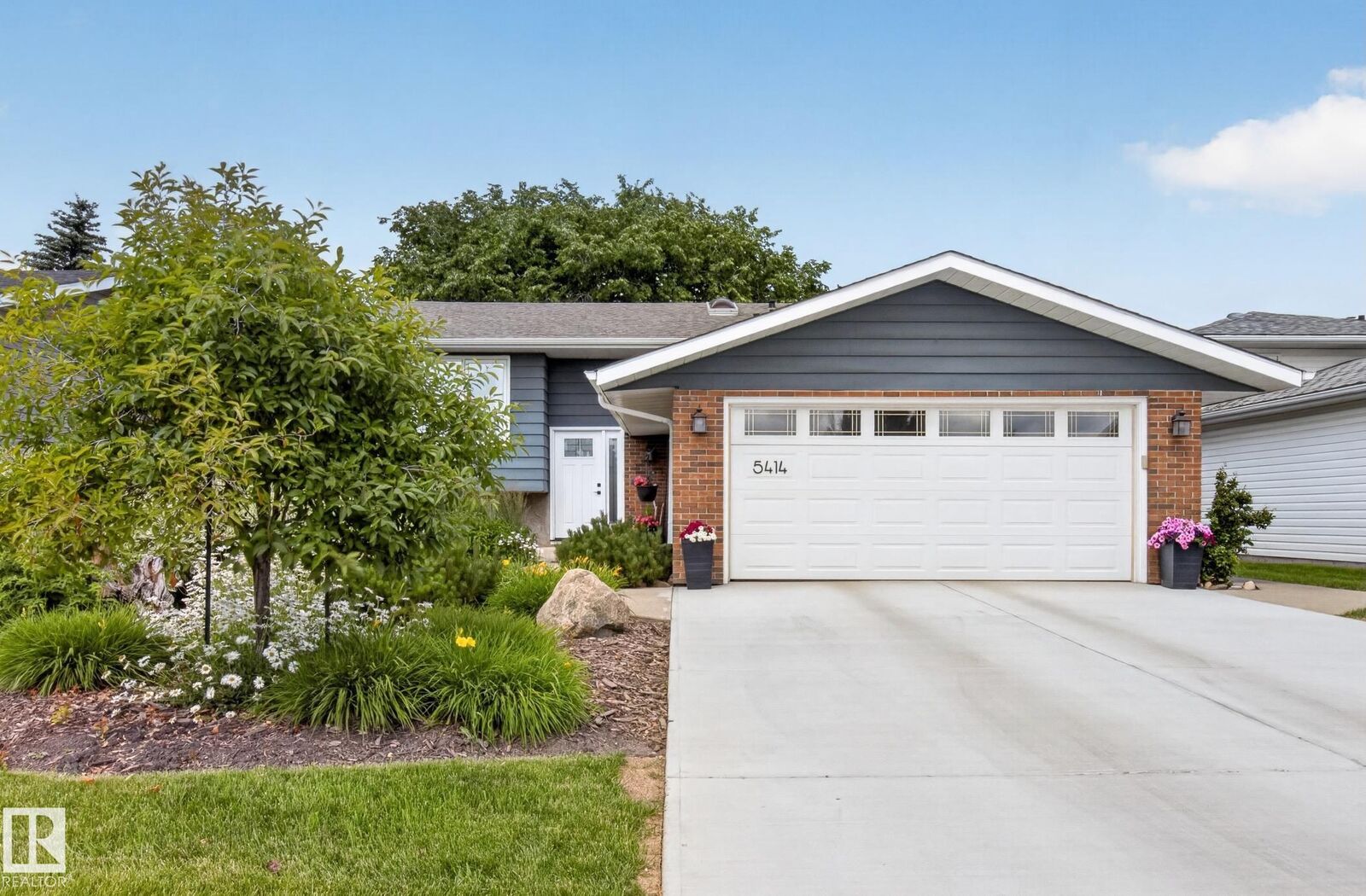 Property Photo: 5414 17A Avenue NW AB T6L 1L2