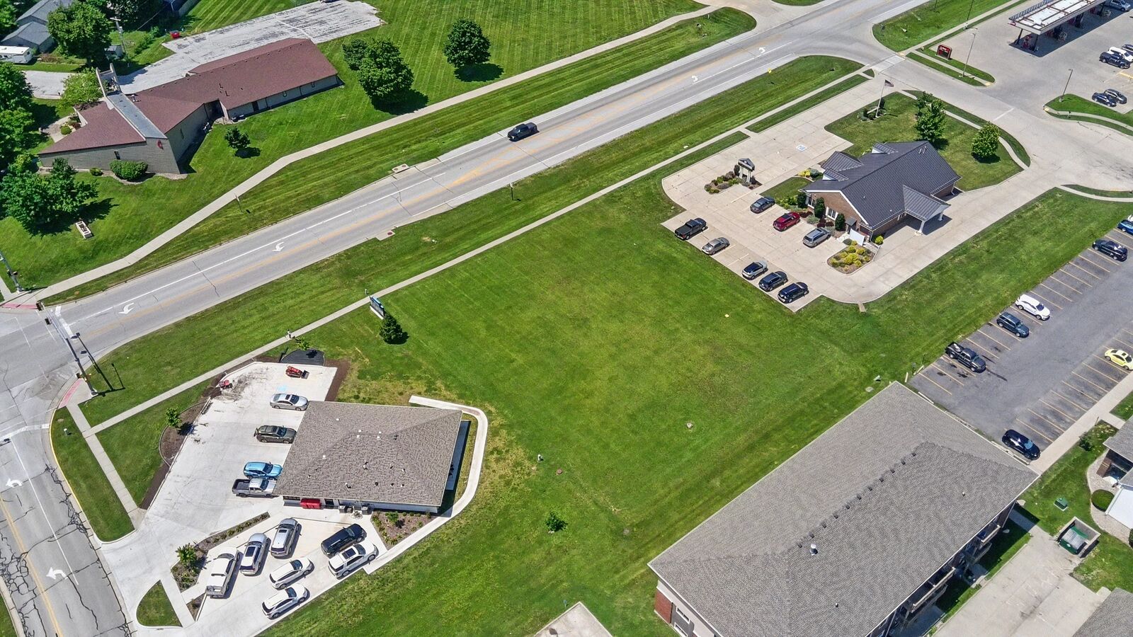 Property Photo:  806 N US Highway 69  IA 50124 