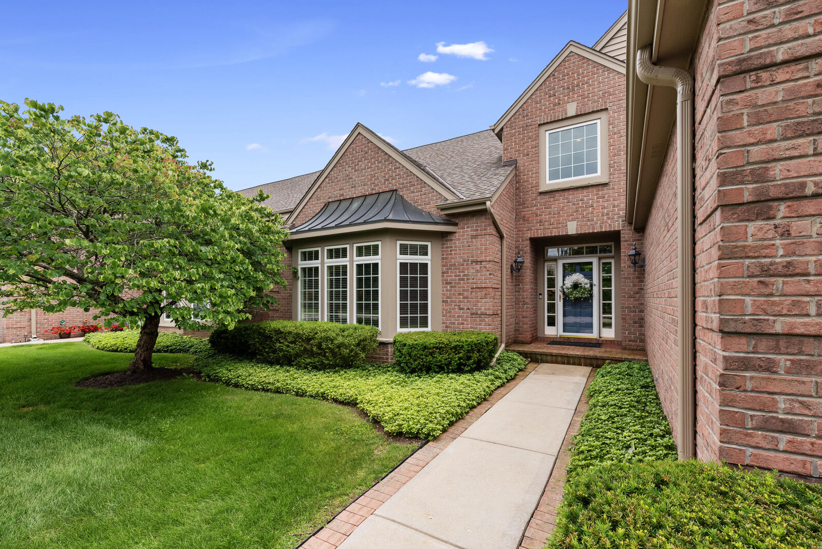 Property Photo:  2053 W Hidden Reserve Cir  WI 53092 