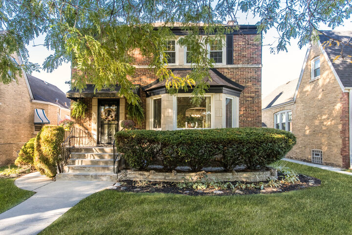 Property Photo: 3312 N New England Avenue IL 60634