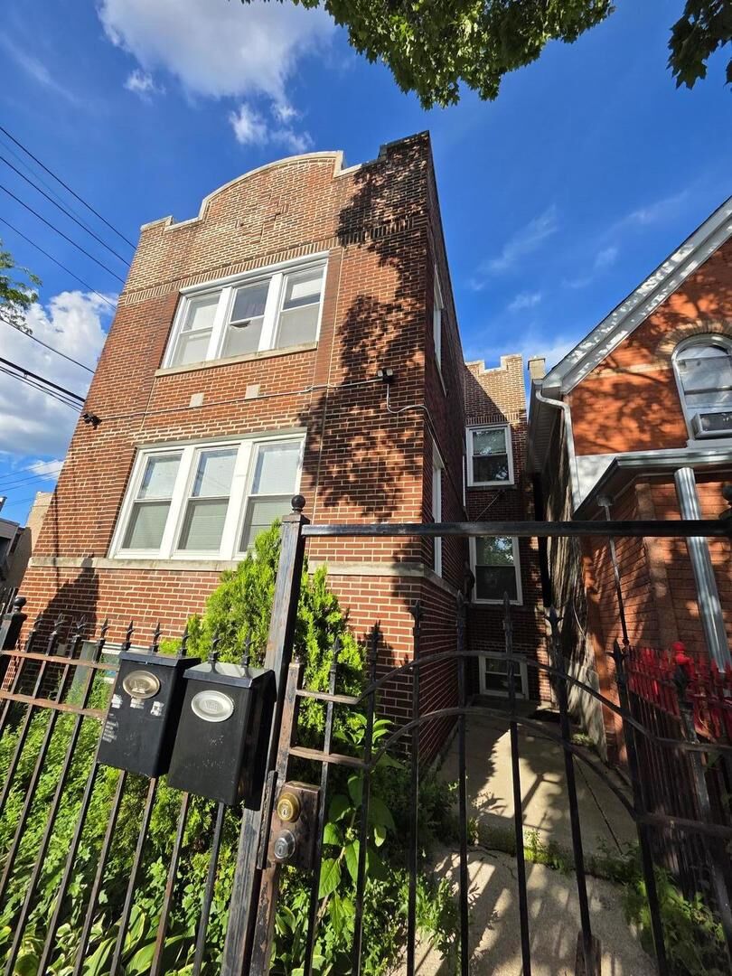 Property Photo: 1543 N Avers Avenue IL 60651