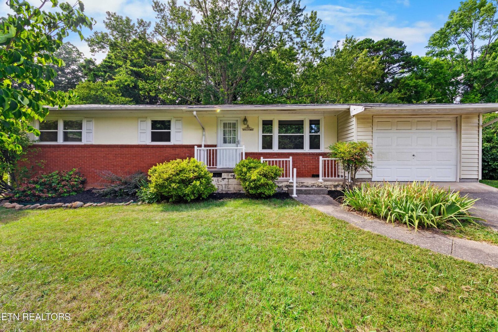 Property Photo:  2001 Nandina Drive  TN 37912 