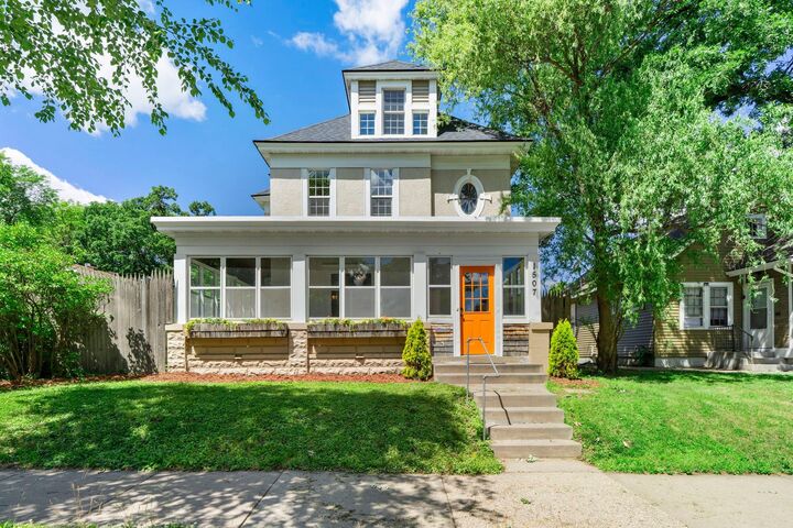 Property Photo: 1507 Girard Avenue N MN 55411