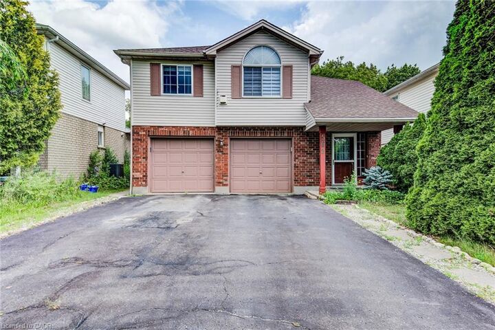 Property Photo:  562 Erinbrook Drive  ON N2E 3M8 