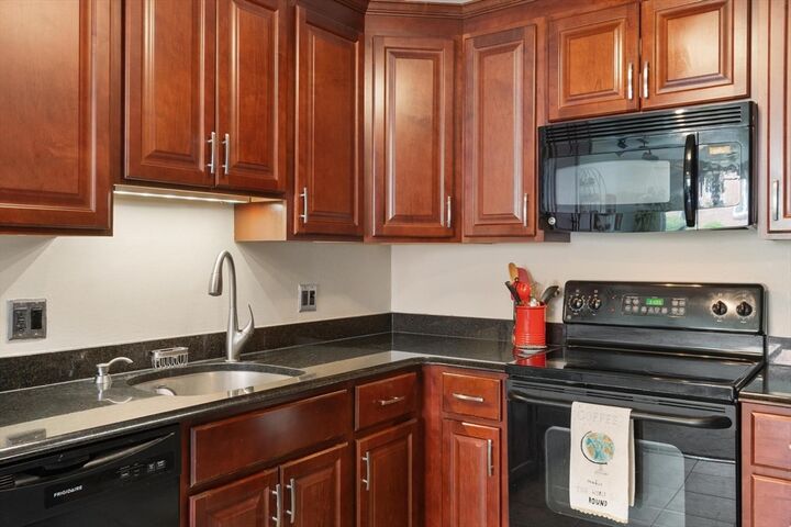 Property Photo:  186 Lexington St 7  MA 02472 