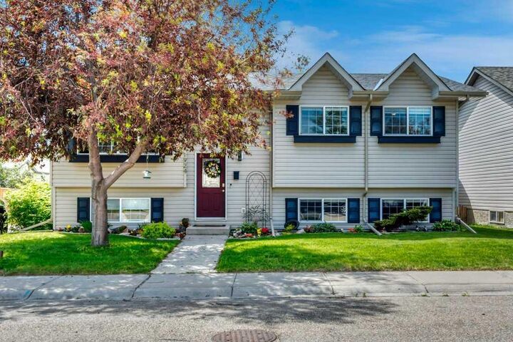Property Photo:  1924 Strathcona Terrace  AB T1P 1S1 