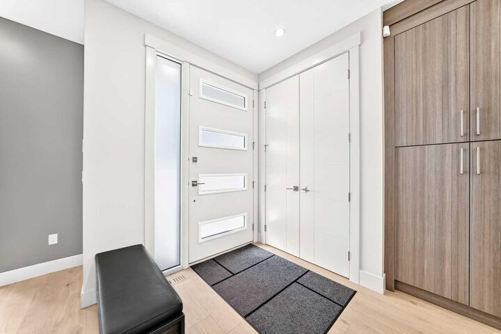 Property Photo:  218 26 Avenue NW  AB T2M 2C9 