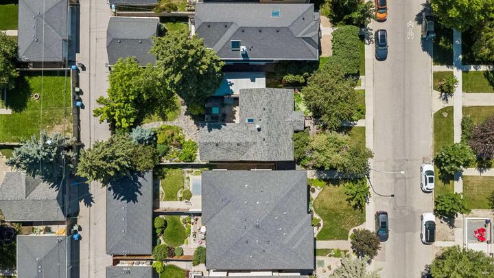 Property Photo:  2216 26 Street SW  AB T3E 2A5 