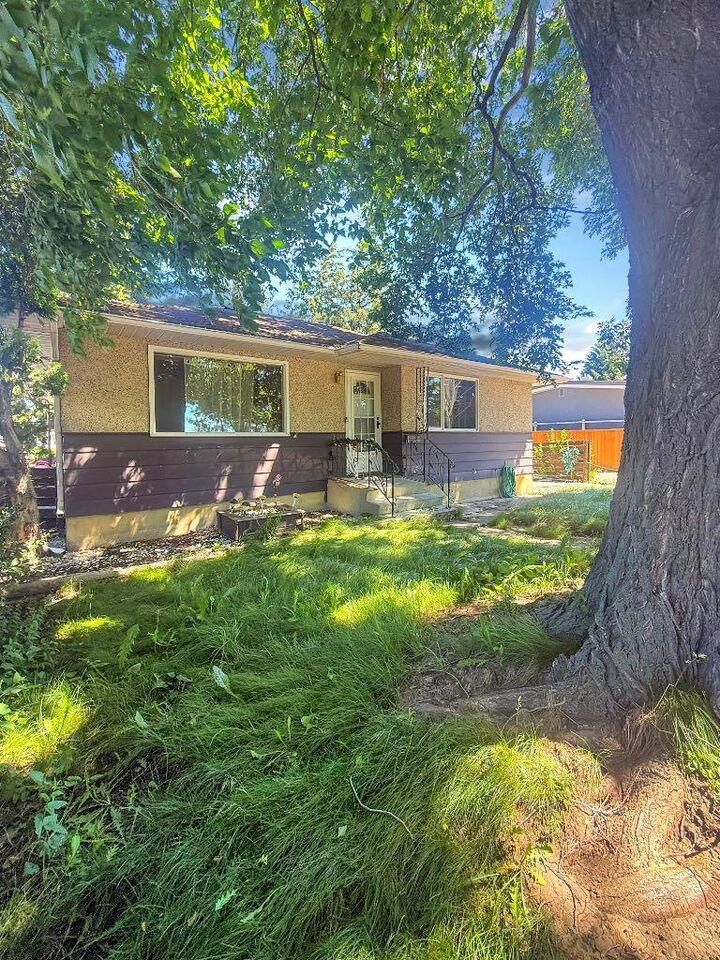 Property Photo: 2411 5 Avenue N AB T1H 0N8