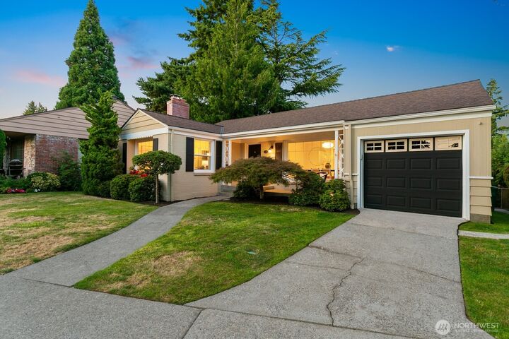 Property Photo:  3610 W Viewmont Way W  WA 98199 