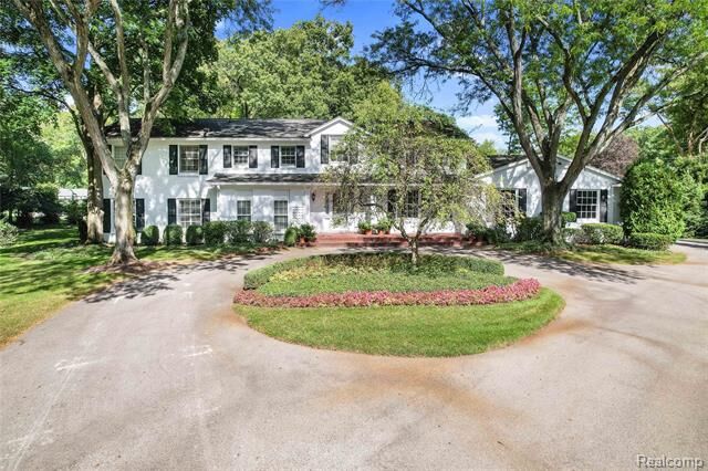 Property Photo: 27220 Willowgreen Court MI 48025