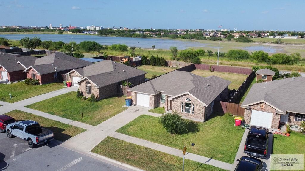Property Photo:  