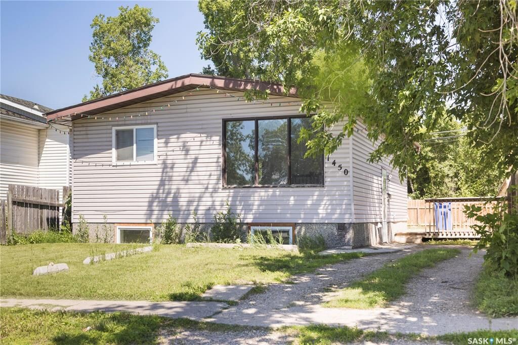 Property Photo: 1450 15th Street W SK S6V 3T1