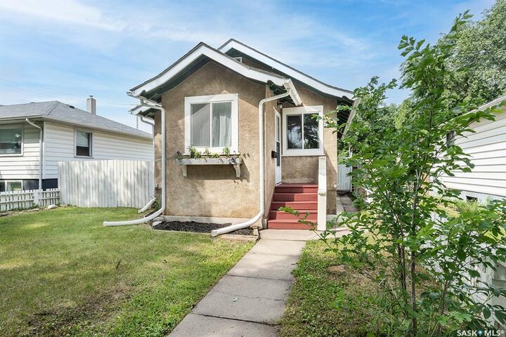 Property Photo:  1223 C Avenue N  SK S7L 1K6 