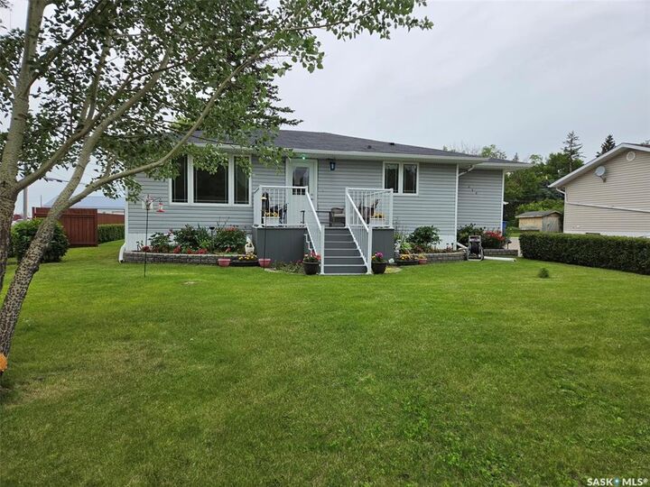 Property Photo:  320 6th Street W  SK S0C 0R0 