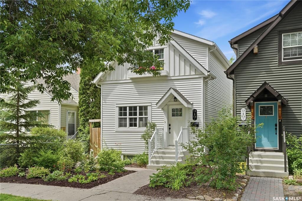 Property Photo:  919A F Avenue N  SK S7L 1W7 