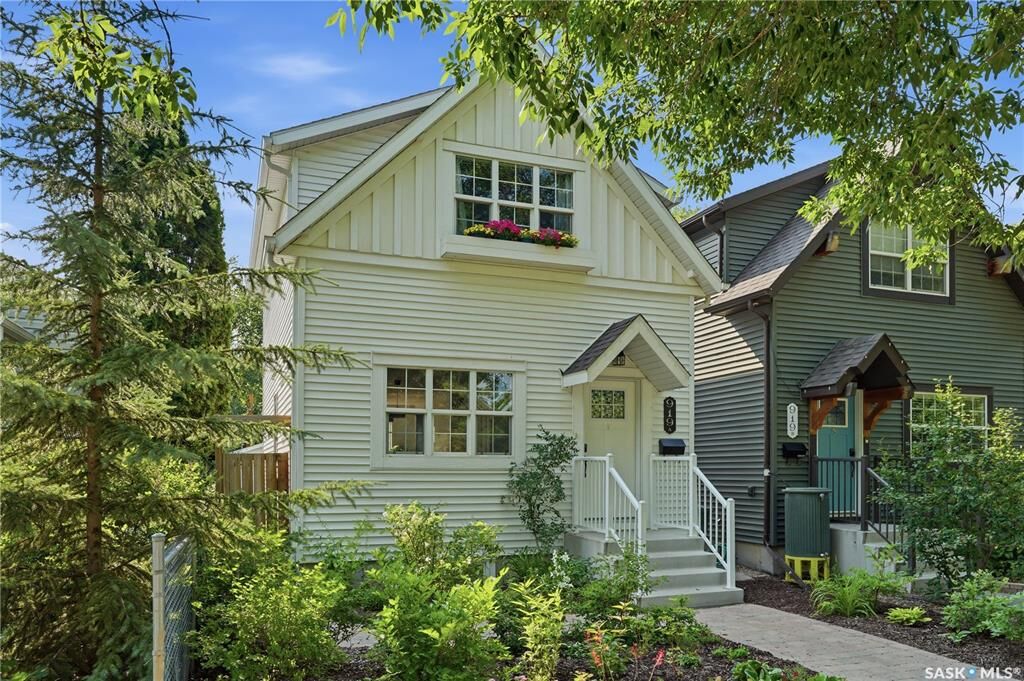 Property Photo: 919A F Avenue N SK S7L 1W7