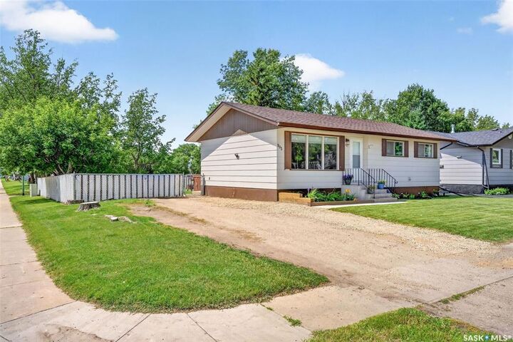 Property Photo: 905 14th Street SK S0K 2A0