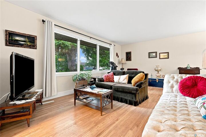 Property Photo: 1706 Ewart Avenue SK S7H 2L2