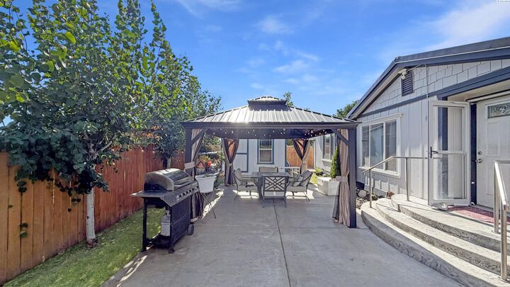 Property Photo:  418 S 23rd Ave  WA 99301 