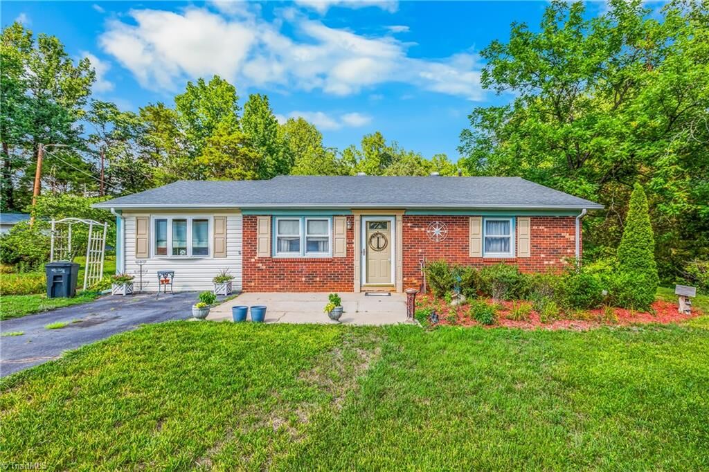 Property Photo:  2421 Sandy Court  NC 27284 