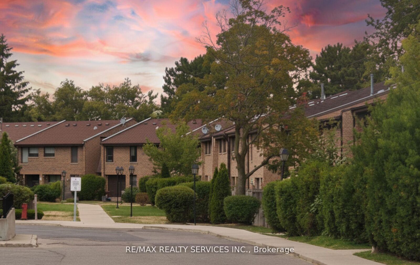 Property Photo: 2605 Woodchester Drive 50 ON L5K 2E3