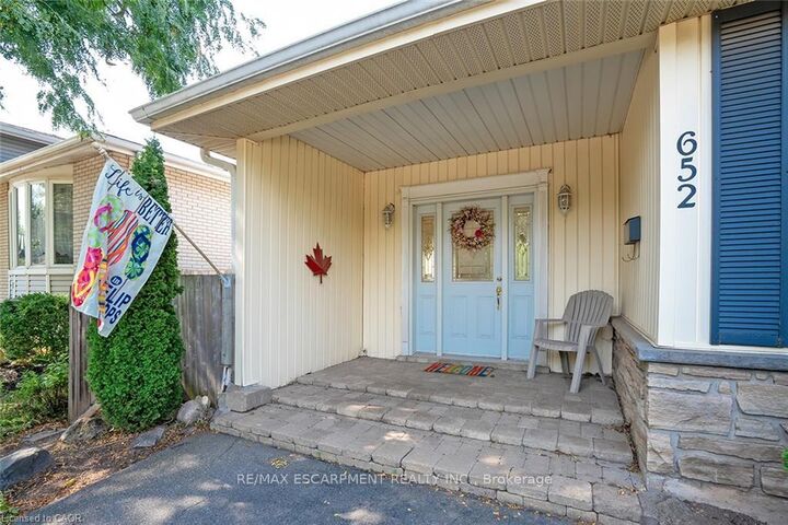 Property Photo: 652 Ardleigh Crescent ON L7L 4K8