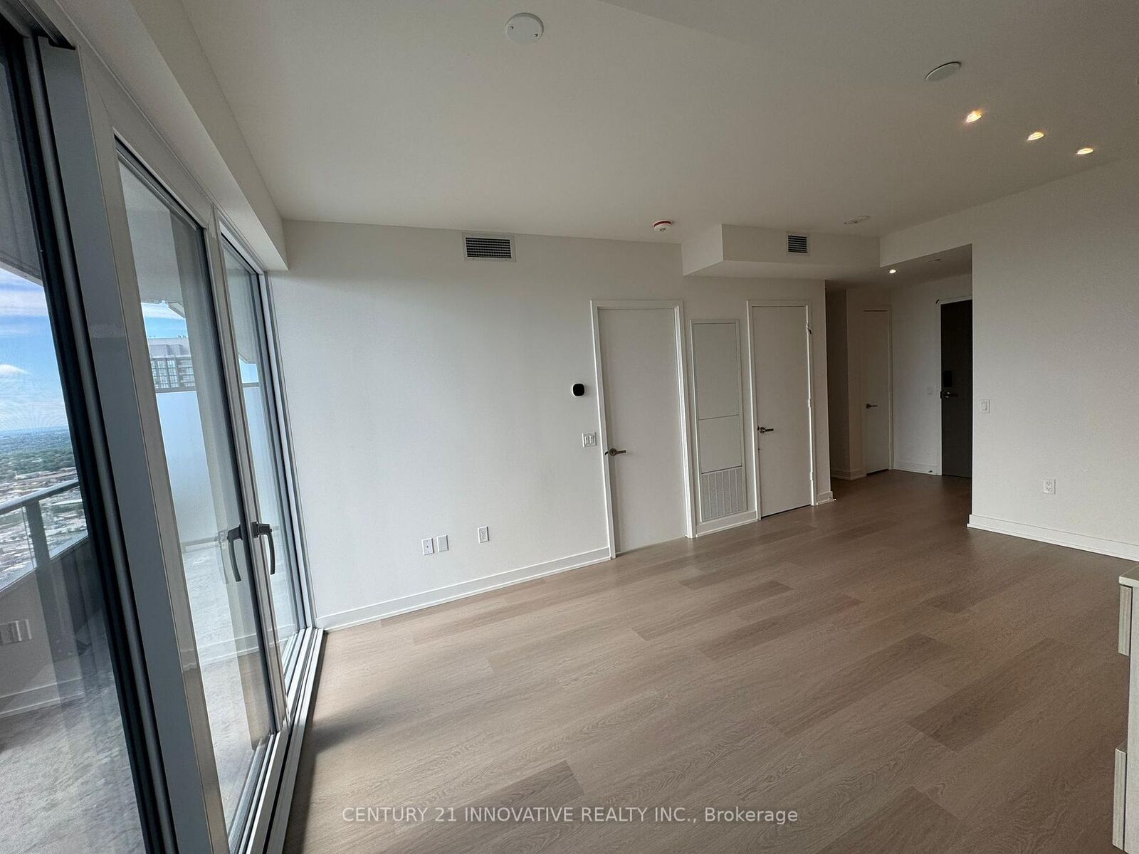 Property Photo:  448 Burnhamthorpe Road 4009  ON L5B 0R4 