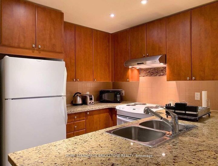 Property Photo: 85 Bloor Street E 908 ON M4W 3Y1