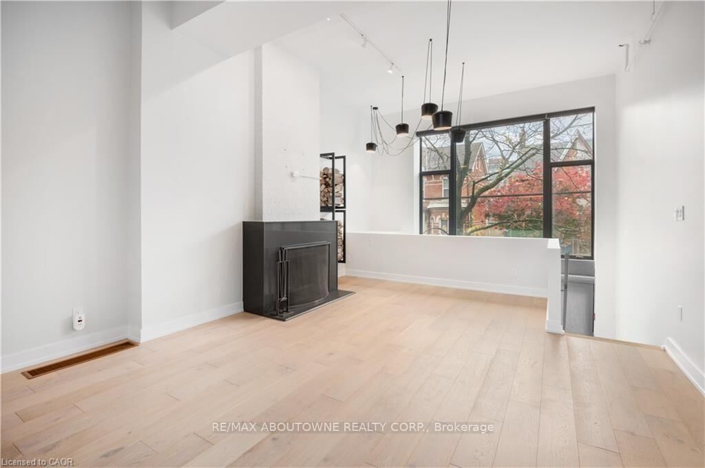 Property Photo: 676 Richmond Street W 105 ON M6J 1C3