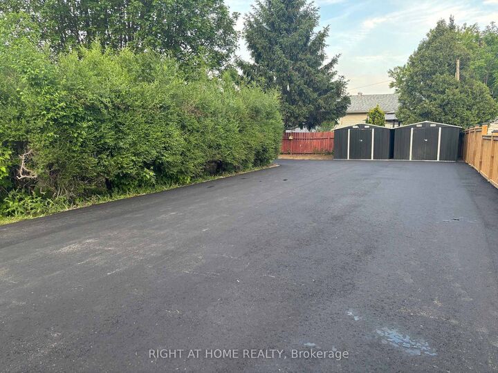 Property Photo:  442 Broadway Avenue Upper  ON L9T 1T9 