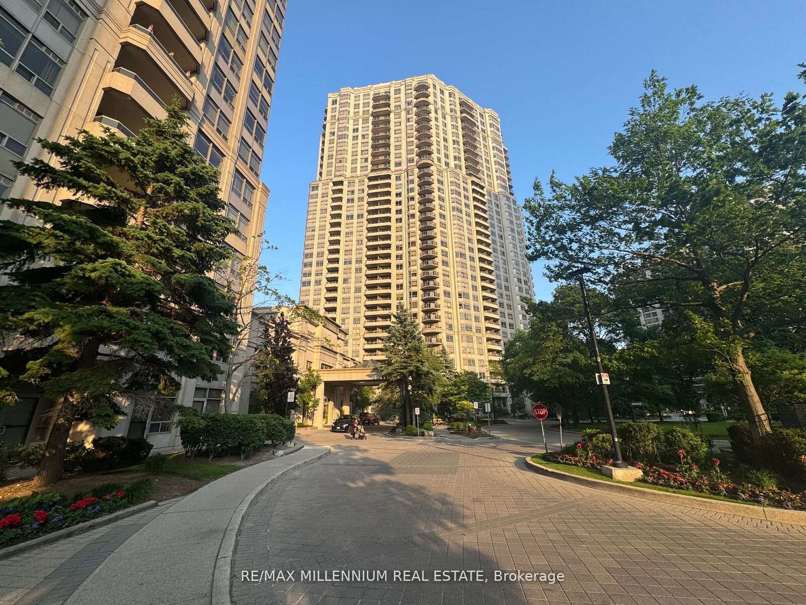Property Photo:  25 Kingsbridge Garden Circle 423  ON L5R 4B1 