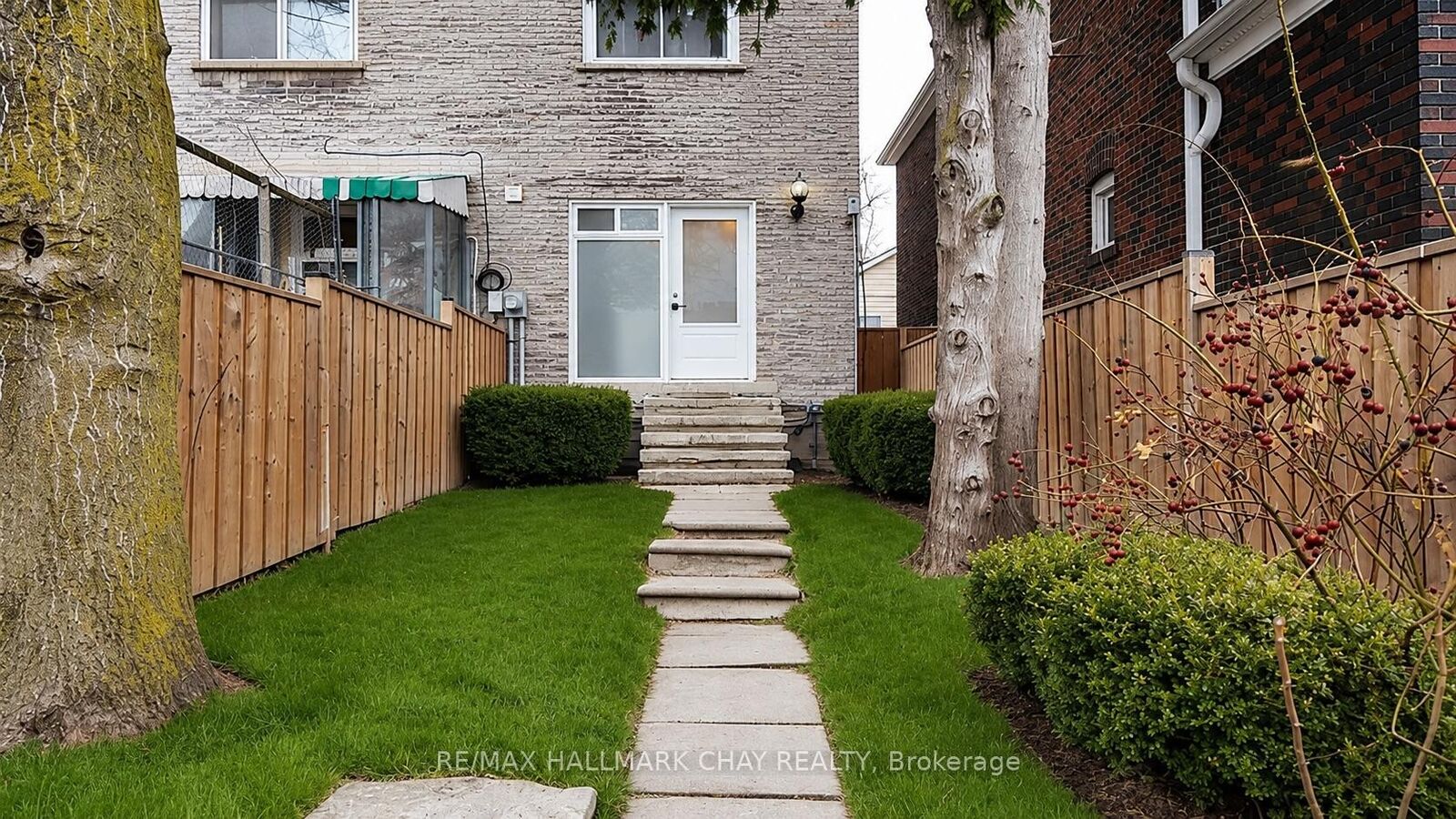 Property Photo:  48 Carr Street  ON M5T 1B7 