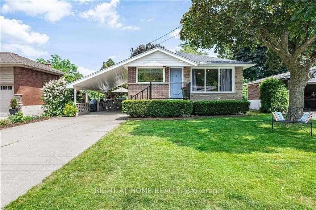 Property Photo: 118 Briarwood Crescent ON L9C 4C4