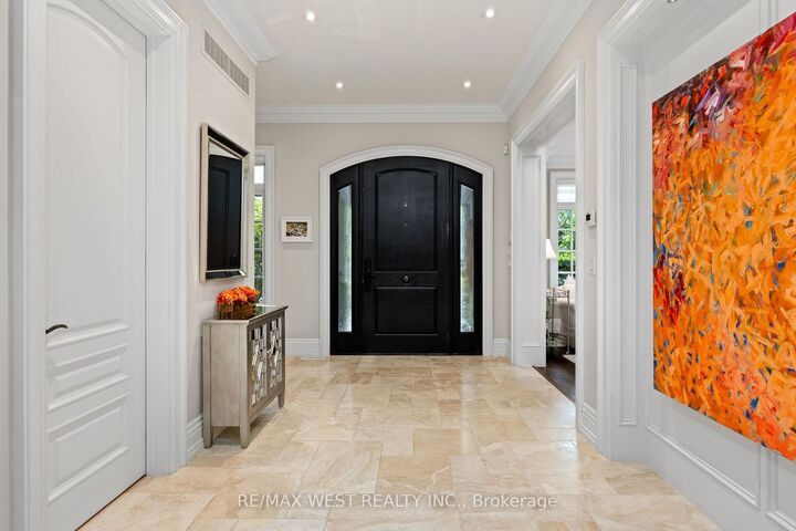 Property Photo: 92 Pinetree Way ON L5G 2R1