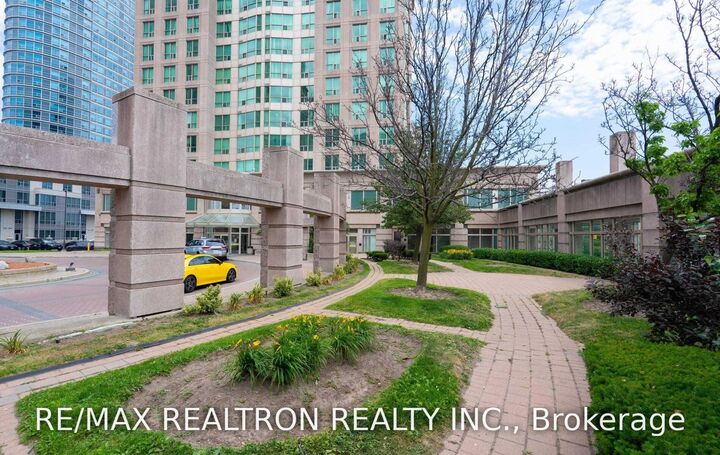 Property Photo:  8 Lee Centre Drive 910  ON M1H 3H8 