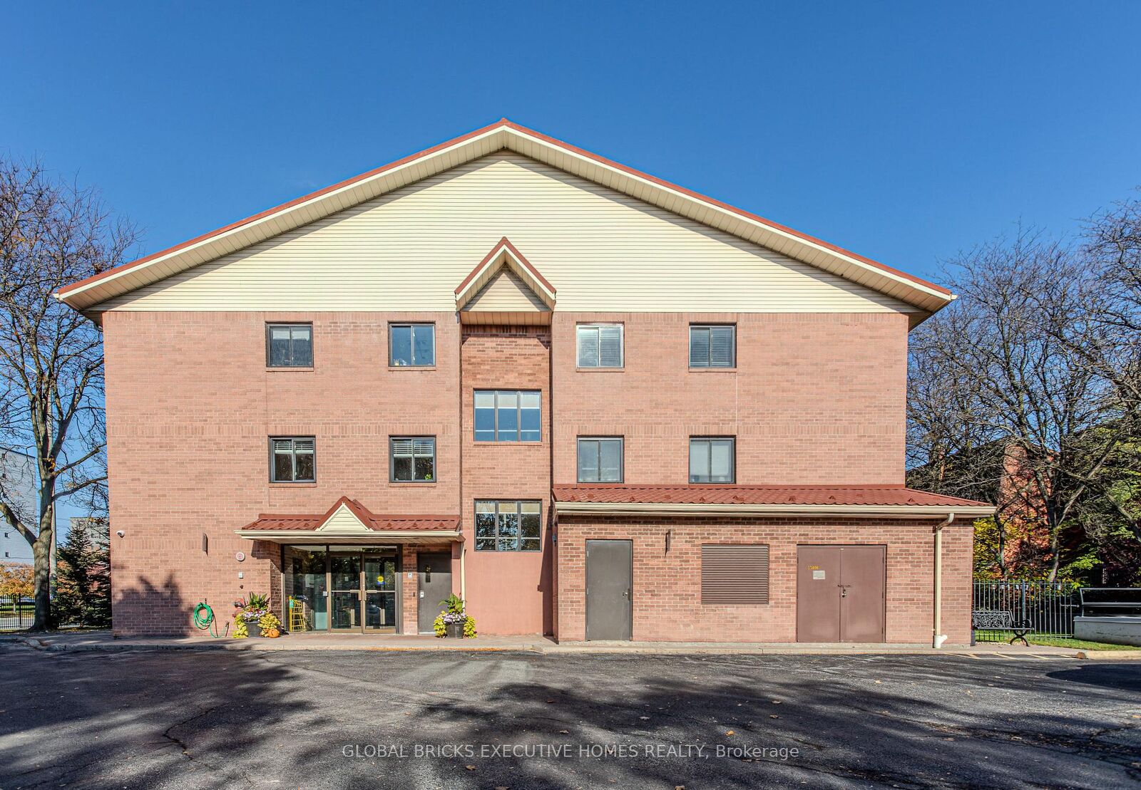 Property Photo:  1275 Cornerbrook Place 102  ON L5C 3J3 