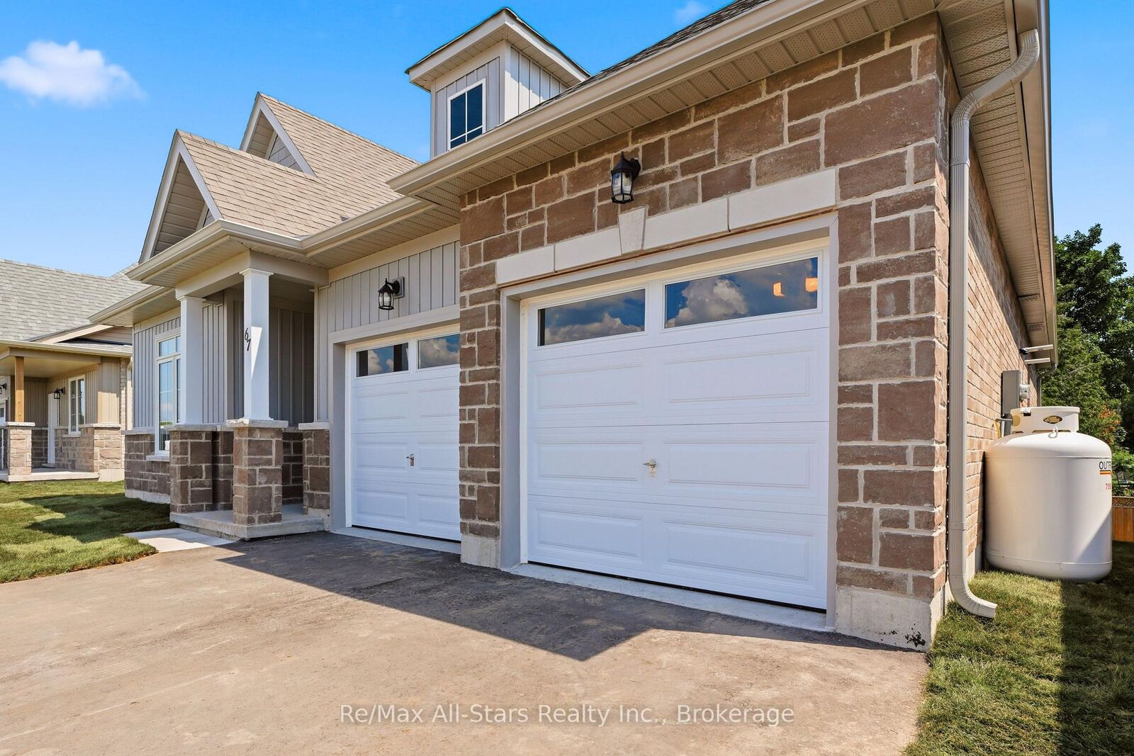 Property Photo: 67 Hillcroft Way ON K0M 1A0