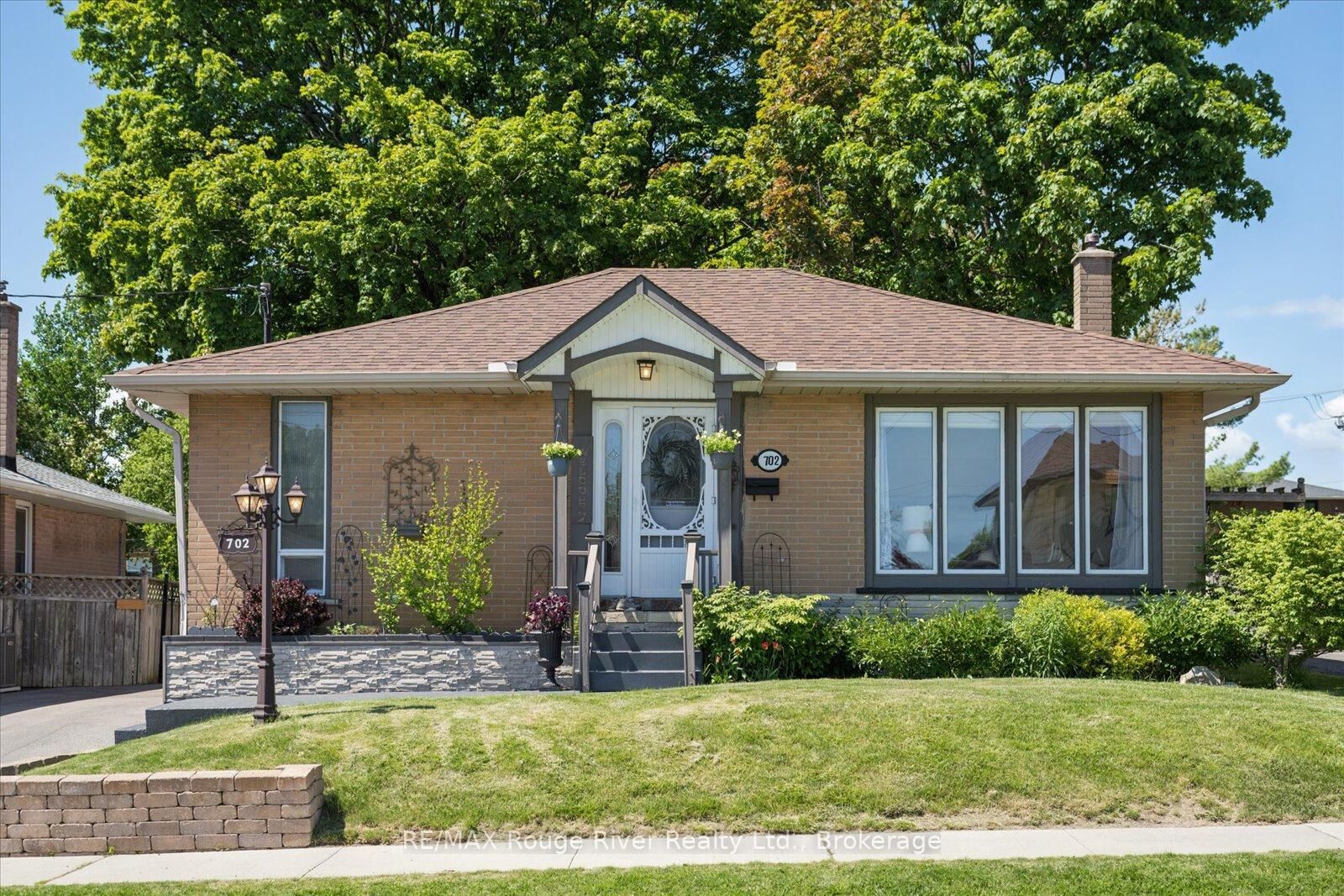 Property Photo:  702 Gilbert Street W  ON L1N 1S2 