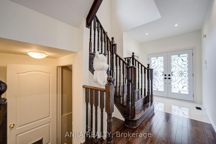Property Photo:  106 Vera Lynn Crescent  ON L4A 0X6 