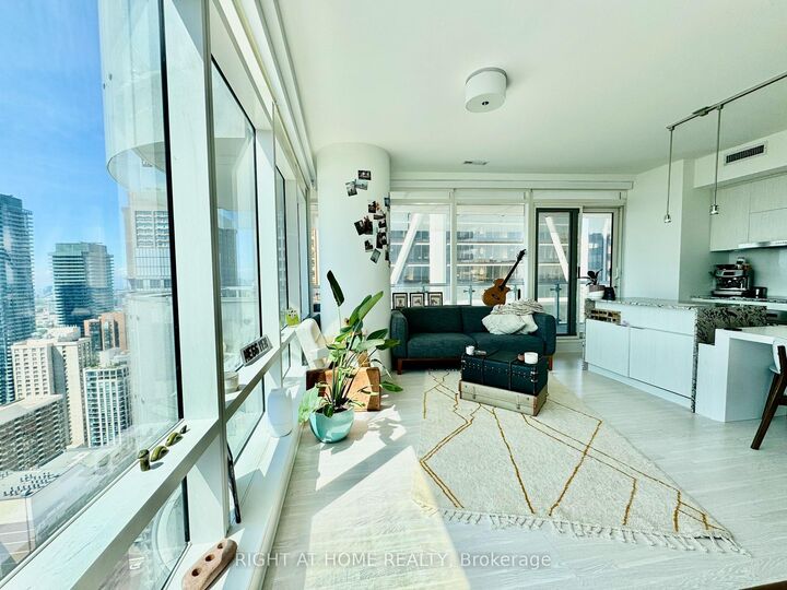 Property Photo:  1 Bloor Street E 3507  ON M4W 1A9 