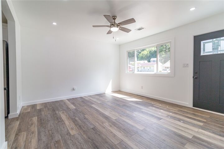 Property Photo:  2873 N Meadow St  PA 15065 