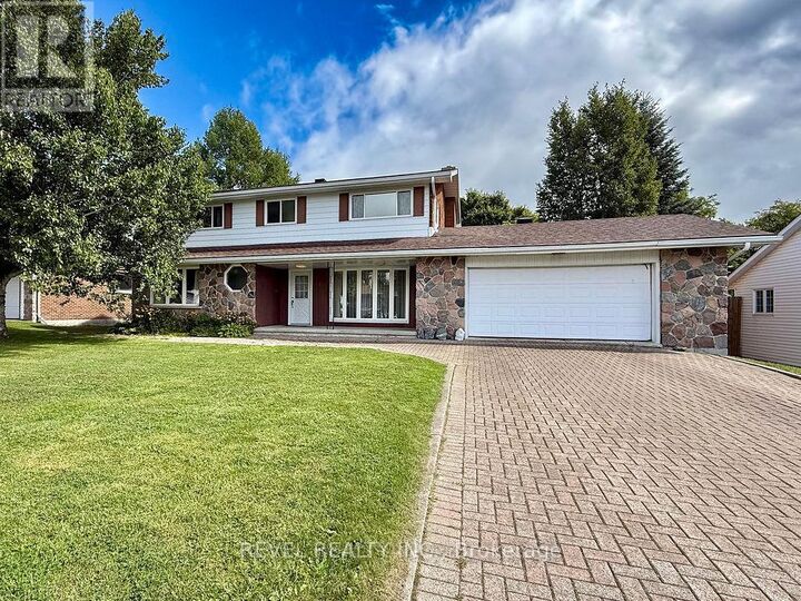 Property Photo:  624 Cedar Street North  ON P4N 6K4 