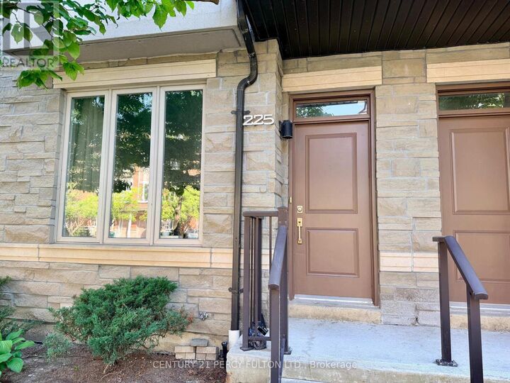 Property Photo: 225 South Park Road Th6 ON L3T 0B6