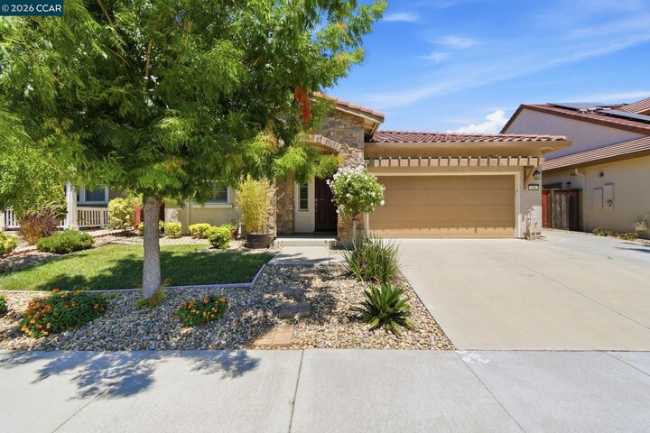 Property Photo: 306 Crimson Cir CA 95687
