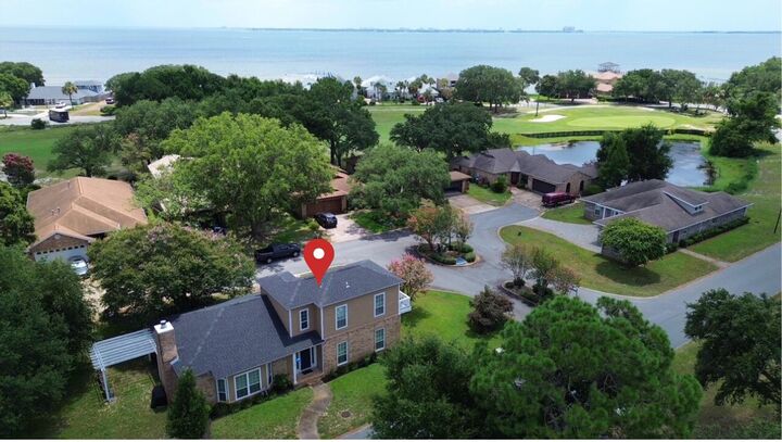 Property Photo: 895 Shalimar Court FL 32579