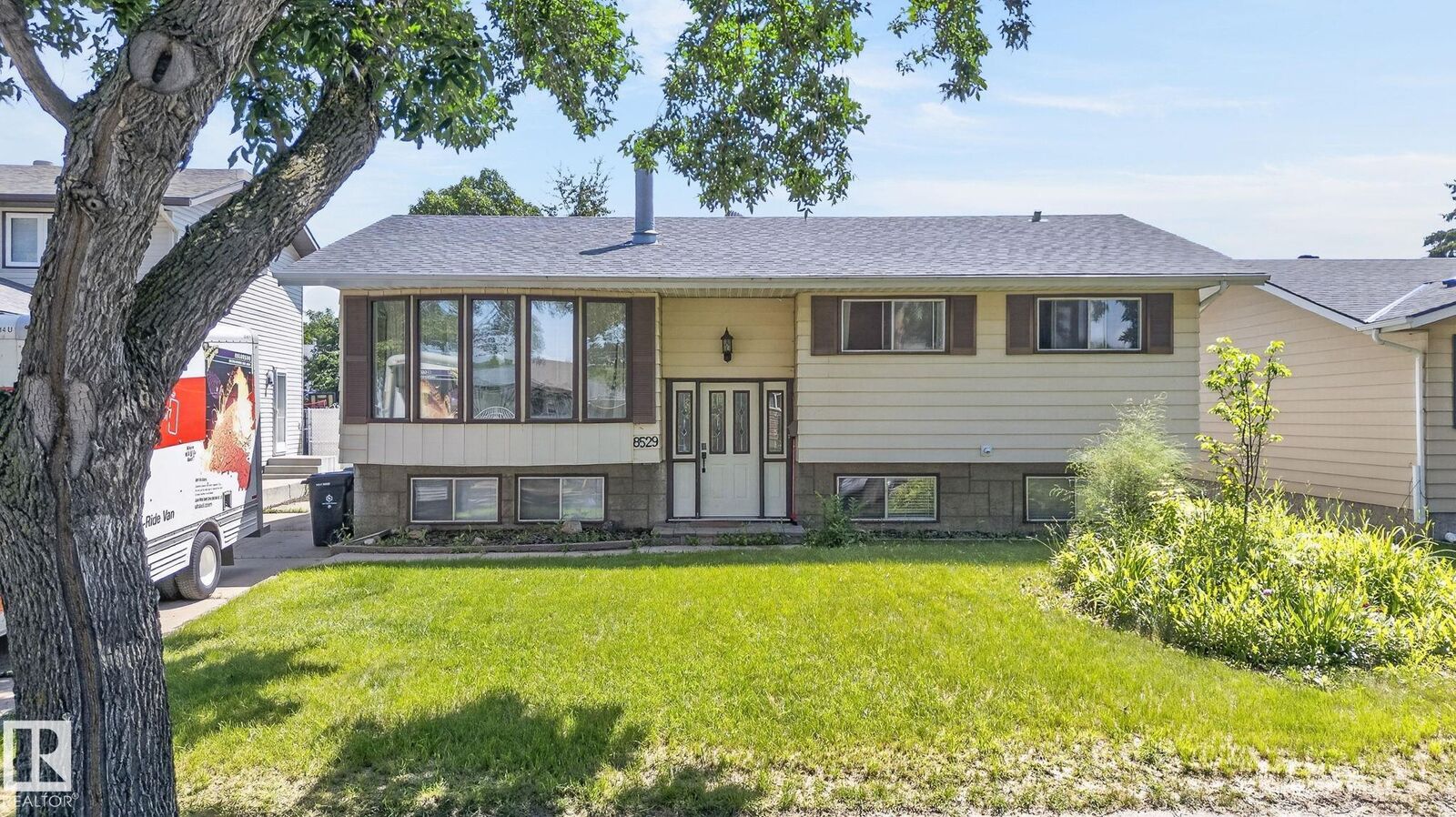 Property Photo: 8529 95 Avenue AB T8L 2R8