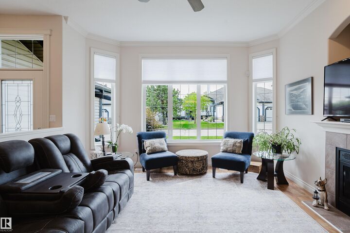 Property Photo: 12504 15 Avenue SW 6 AB T6W 1X1