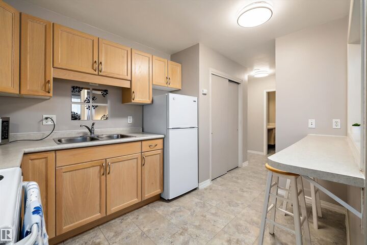 Property Photo:  8803 101 Street NW 4  AB T6E 3Z9 